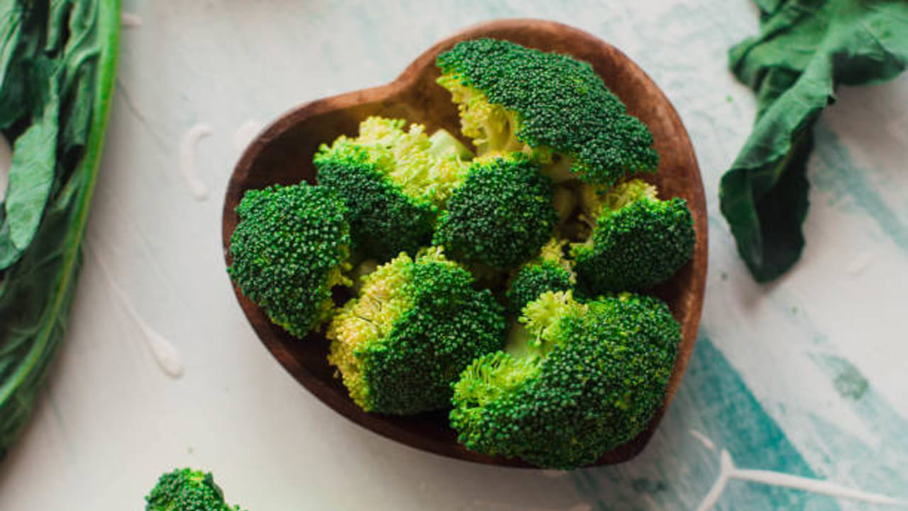 బ్రోకలీ: ఎవరికైనా ఫ్యాటీ లివర్ ఉంటే తినే ఆహారంలో బ్రోకలీని తప్పనిసరిగా చేర్చుకోవాలి. ఇందులో ఉండే గ్లూకోసినోలేట్లు కాలేయాన్ని నిర్విషీకరణ చేయడంలో, కొవ్వును తగ్గించడంలో సహాయపడతాయి. అంతేకాదు కాలేయ వాపు, ఆక్సీకరణ ఒత్తిడిని తగ్గిస్తాయి. బాక్టీరియల్ ఇన్ఫెక్షన్ ప్రమాదాన్ని కూడా తగ్గిస్తాయి.