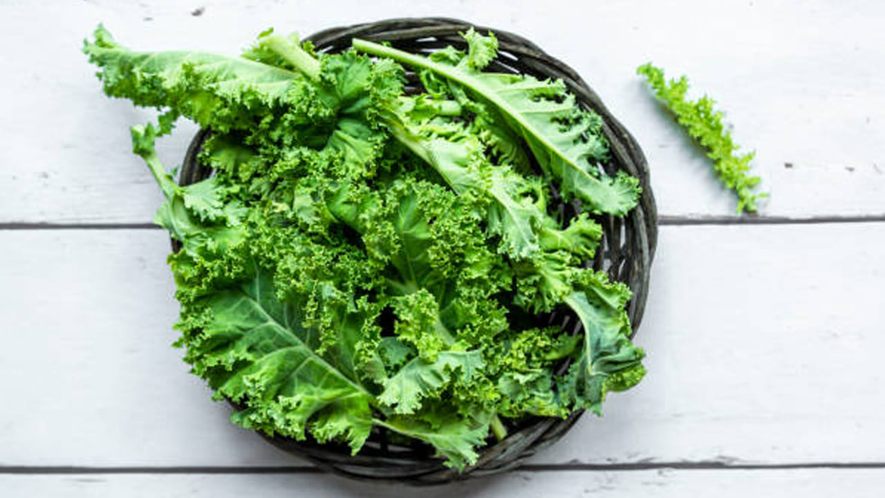 బ్రస్సెల్స్ మొలకలు : బ్రస్సెల్స్ మొలకలలో ఉండే ఇండోల్ కాలేయంలో కొవ్వు నిల్వ ఉండకుండా నిరోధిస్తుంది. నిర్విషీకరణ ప్రక్రియను వేగవంతం చేస్తుంది. దీనితో పాటు దీనిని తినడం వల్ల కాలేయ ఎంజైమ్లు సమతుల్యంగా ఉంటాయి. వీటిని రోజూ తినే ఆహరంలో చేర్చుకుంటే కొవ్వు కాలేయం వచ్చే ప్రమాదం గణనీయంగా తగ్గుతుంది.