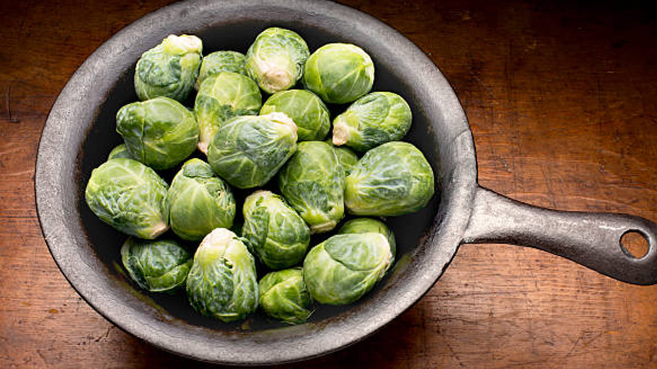 కాలే: దీనిని లీఫ్ క్యాబేజీ అని కూడా అంటారు. యాంటీఆక్సిడెంట్లు, మెగ్నీషియం సమృద్ధిగా ఉన్న కాలే కొవ్వు కాలేయానికి కూడా ప్రయోజనకరంగా ఉంటుంది. దీన్ని ప్రతిరోజూ తినడం వల్ల కాలేయ ఎంజైమ్లు సాధారణంగా ఉంటాయి. కొవ్వు పేరుకుపోవడాన్ని తగ్గిస్తాయి. ఇందులో ఉండే నైట్రేట్లు రక్త ప్రవాహాన్ని మెరుగుపరుస్తాయి. కాలేయ వాపును తగ్గిస్తాయి.