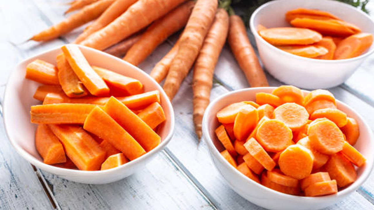 క్యారెట్: క్యారెట్ లోని బీటా-కెరోటిన్ విటమిన్ ఎ గా మారి కాలేయ కణాలను మరమ్మతు చేస్తుంది. క్యారెట్ లో రక్తంలో చక్కెరను నియంత్రించే ఫైబర్ ఉంటుంది. క్యారెట్ తినడం వల్ల కాలేయంలో పేరుకుపోయిన కొవ్వు క్రమంగా తగ్గుతుంది. జీవక్రియ మెరుగుపడుతుంది. బరువు తగ్గడంలో కూడా సహాయపడుతుంది.