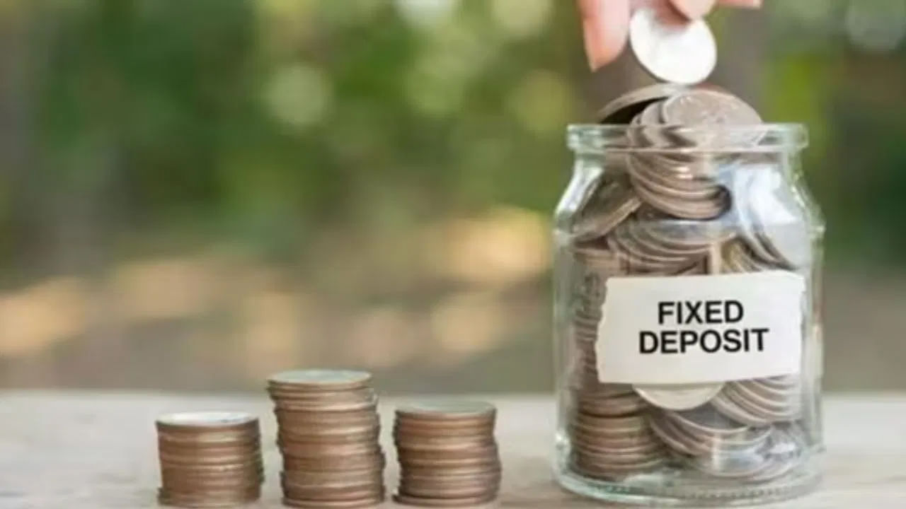 FD పై ప్రత్యేక ఆఫర్లను పొందడానికి చివరి అవకాశం: మీ డబ్బును సురక్షితంగా ఉంచుకోవడానికి FDలో పెట్టుబడి పెట్టాలని మీరు ఆలోచిస్తుంటే ఈ నెల మీకు ముఖ్యమైనది కానుంది. ఇండియన్ బ్యాంక్, IDBI బ్యాంక్ రెండూ ప్రత్యేక టర్మ్ FD పథకాలను ప్రారంభించాయి. ఇండియన్ బ్యాంక్ 444 రోజులు, 555 రోజుల ఎఫ్డీ, IDBI బ్యాంక్ 444, 555, 700 రోజుల ఎఫ్డీ పథకాలలో పెట్టుబడి పెట్టడానికి చివరి తేదీ 30 సెప్టెంబర్ 2025.