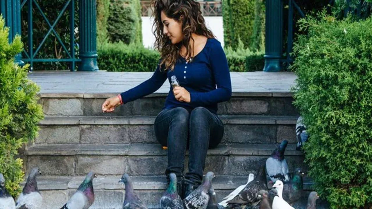 వాస్తు శాస్త్రం ప్రకారం సూర్యోదయం సమయంలో తెల్లవారుజామున చిరు ధాన్యం పావురాలకు అందించడం చాలా శుభప్రదంగా పరిగణించబడుతుంది. ముఖ్యంగా ఇలా చేయడం వల్ల ఇంట్లో ఆనందం, శ్రేయస్సు ఉంటాయి. 
