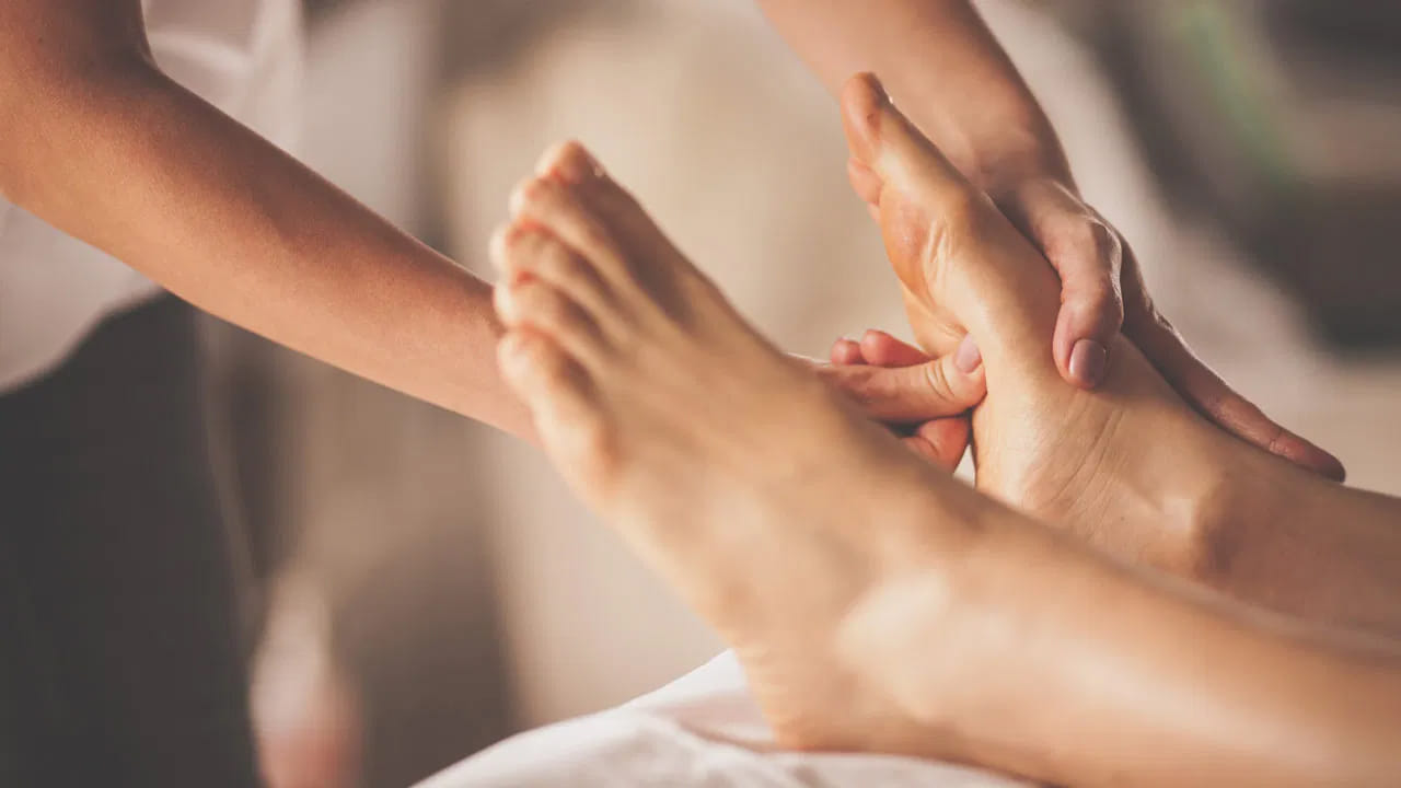 మెరుగైన రక్త ప్రసరణ: మన పాదాల అరికాళ్లలో శరీరంలోని వివిధ అవయవాలకు అనుసంధానించబడిన నరాల చివరలు, రిఫ్లెక్సాలజీ పాయింట్లు ఉంటాయి. పాదాలకు మసాజ్ చేయడం వల్ల ఈ పాయింట్లు ఉత్తేజితమై, శరీరం అంతటా రక్త ప్రసరణ మెరుగుపడుతుంది. దీంతో కణాలు, కణజాలాలకు అవసరమైన ఆక్సిజన్, పోషకాలు అందుతాయి. అంతేకాకుండా నెయ్యి మసాజ్ ఒత్తిడిని తగ్గించి, మనసును ప్రశాంతంగా ఉంచుతుంది.