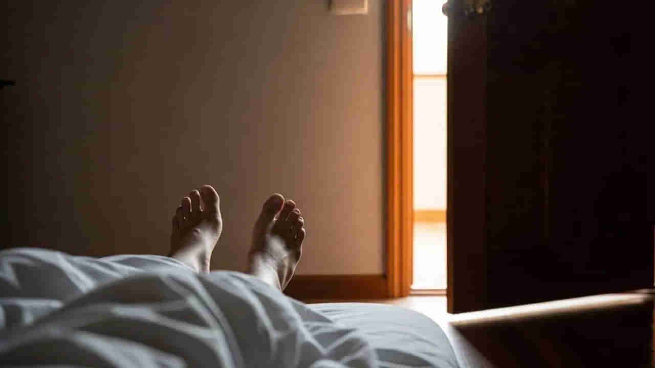 మీరు తలుపు వైపు కాళ్లు చేసి నిద్రపోతున్నారా? అయితే ఈ విషయం తెలుసుకోండి..