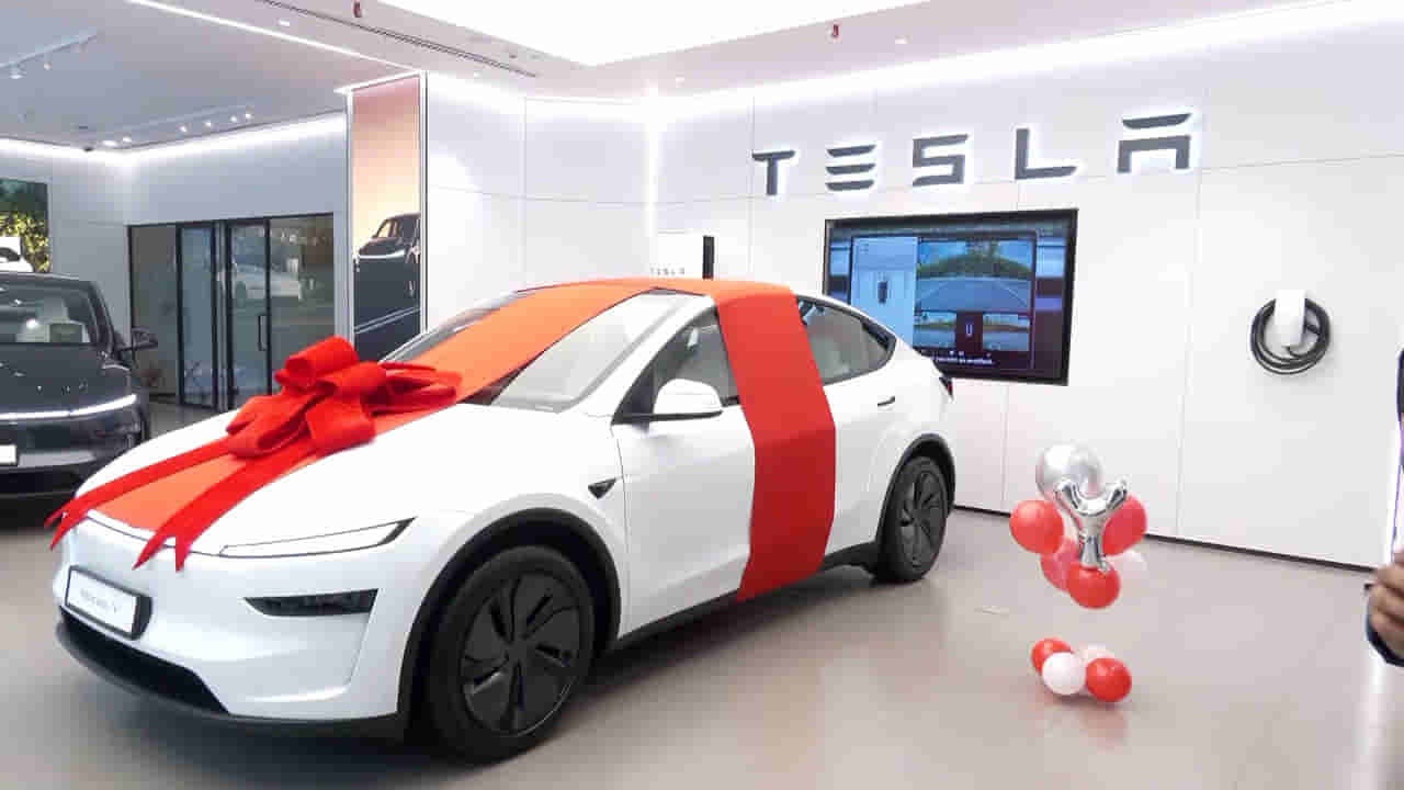 Viral Video: భారత్లో ఫస్ట్ టెస్లా కార్ ఓనర్ అతనే.. మనవడికి గిఫ్ట్గా ఇచ్చిన మంత్రి.. ఎవరంటే