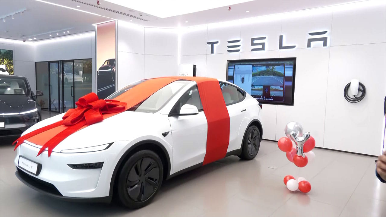 Viral Video:  భారత్‌లో ఫస్ట్ టెస్లా కార్ ఓనర్ అతనే.. మనవడికి గిఫ్ట్‌గా ఇచ్చిన మంత్రి.. ఎవరంటే