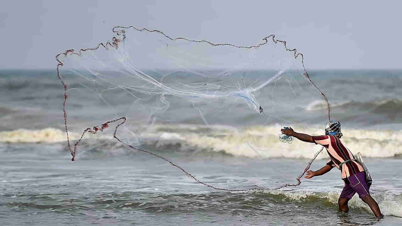 Viral: గంగమ్మకు మొక్కి వల వేసిన జాలరి.. తీరా చిక్కినవి చూసి ఆశ్చర్యం...