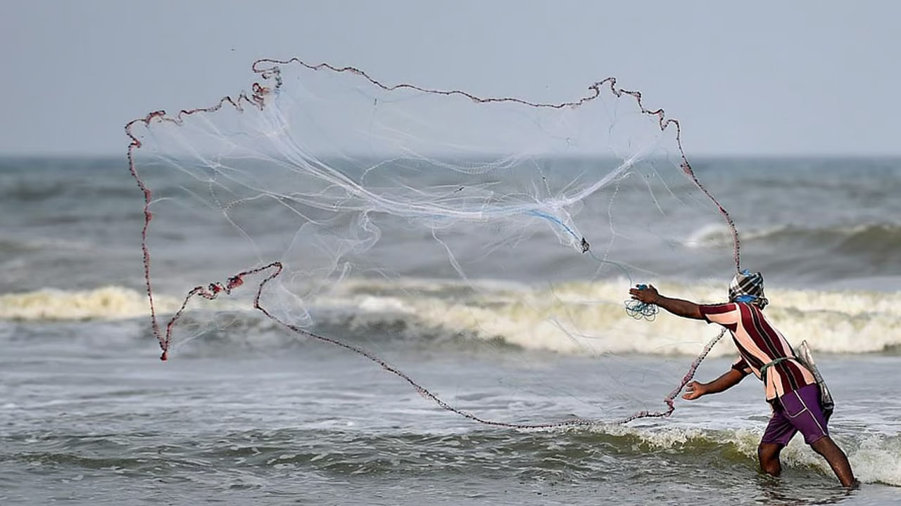 Viral: గంగమ్మకు మొక్కి వల వేసిన జాలరి.. తీరా చిక్కినవి చూసి ఆశ్చర్యం...