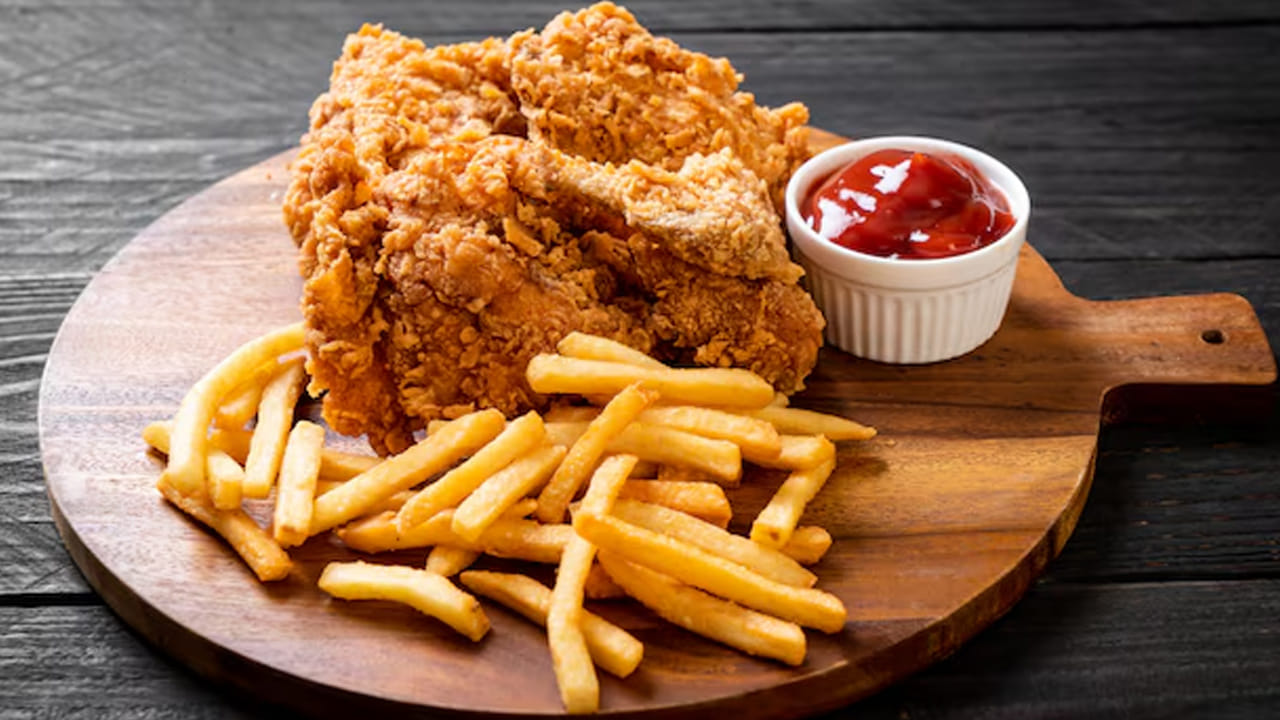 మీరు బరువు తగ్గడానికి ప్రయత్నిస్తుంటే, ఫ్రెంచ్ ఫ్రైస్, ఫ్రైడ్ చికెన్, డోనట్స్ వంటి వేయించిన ఆహారాలకు కూడా దూరంగా ఉండండి. బదులుగా, గ్రిల్డ్, ఎయిర్-ఫ్రైడ్, ఉడికించిన లేదా బేక్ చేసిన ఆహారాన్ని తినండి. దీనివల్ల మీరు తక్కువ కేలరీలు తీసుకుంటారు.