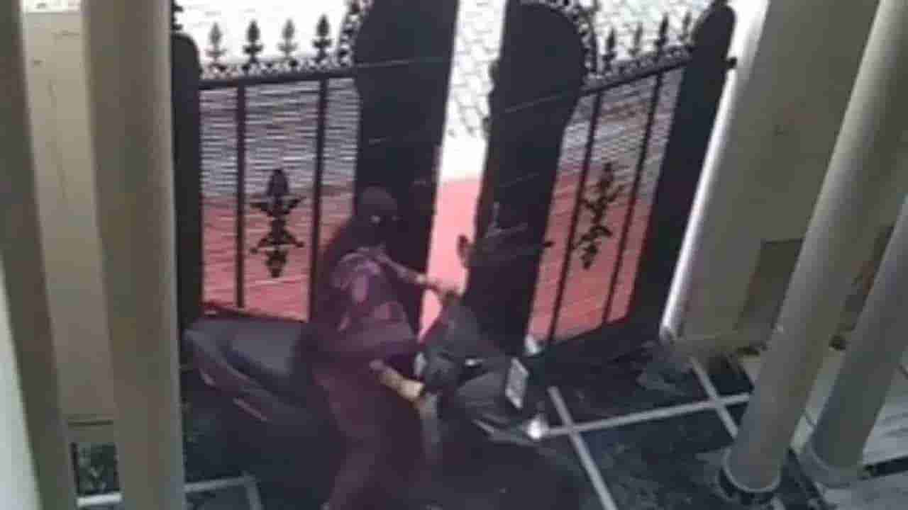 అక్కా.! జర చూసుకోరాదే.. బండిని ఇలా కూడా దించుతారా.? వీడియో చూస్తే షాకే!