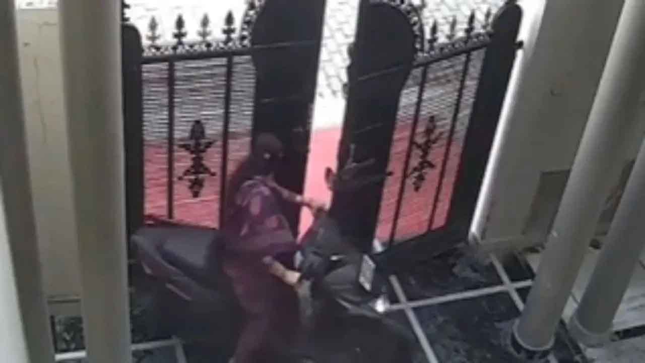 అక్కా.! జర చూసుకోరాదే.. బండిని ఇలా కూడా దించుతారా.? వీడియో చూస్తే షాకే!