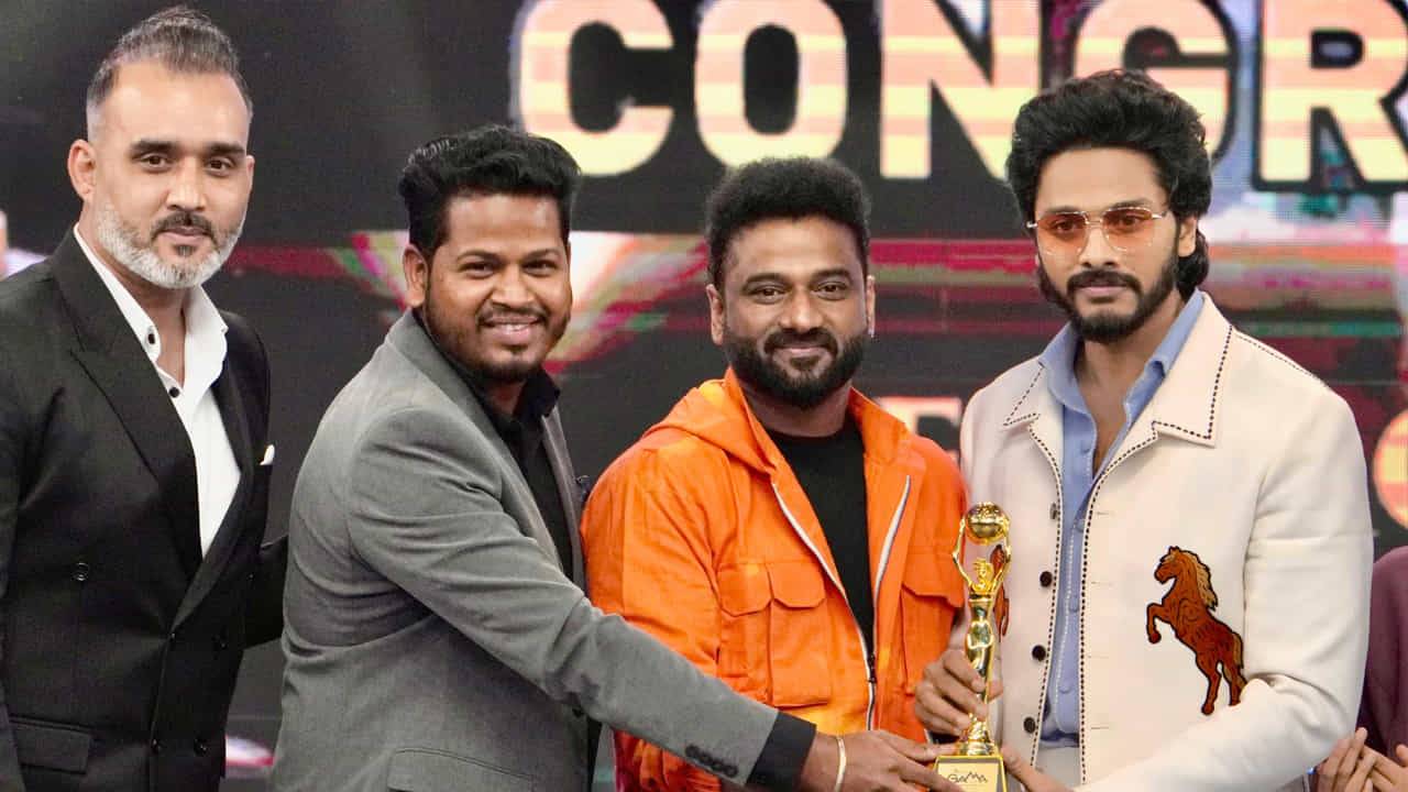 నేషనల్ లెవెల్లో మంచి గుర్తింపును అందుకున్న పుష్ప 2 ది రూల్ చిత్రం గామా అవార్డ్స్లో సత్తా సాటింది. గామా బెస్ట్ మూవీ, గామా బెస్ట్ యాక్టర్ 2024గా అల్లుఅర్జున్, గామా బెస్ట్ డైరెక్టర్ కేటగిరిలో సుకుమార్, గామా బెస్ట్ మ్యూజిక్ డైరెక్టర్గా దేవిశ్రీప్రసాద్ అవార్డులు అందుకున్నారు. ఇందులో పుష్పరాజ్ టీంకి 5 అవార్డులు లభించాయి.