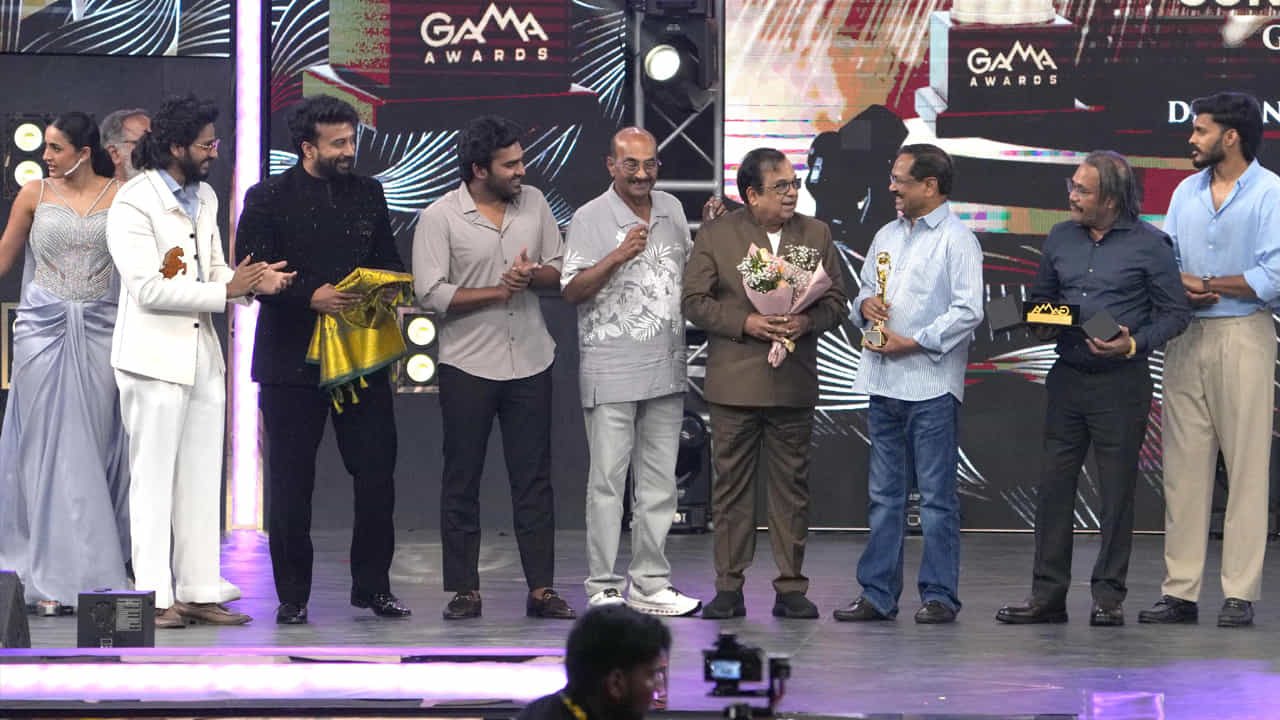 గ్లోబల్ కమెడియన్ గా ప్రముఖ హాస్య నటులు బ్రహ్మానందం గారు స్పెషల్ అవార్డును అందుకున్నారు. వీరితోపాటు లైఫ్ టైం అచీవ్మెంట్ అవార్డును నిర్మాత అశ్వినీ దత్ అందుకున్నారు. అలాగే హీరో సత్యదేవ్ జీబ్రా చిత్రానికి గాను ప్రామిసింగ్ యాక్టర్ గా అవార్డును కైవసం చేసుకున్నారు. ఫ్యాన్స్ ఫేవరెట్ స్టార్ అవార్డును అందాల భామ ఊర్వశీ రౌటెల అవార్డును అందుకున్నారు. అలాగే హీరోయిన్స్ ఫరియా అబ్దుల్లా, ఊర్వశీ రౌటెల, మానస వారణాశి స్పెషల్ పర్ఫార్మెన్స్ లతో అలరించిన ఈ కార్యక్రమంలో.. యాంకర్ సుమ, అతడు హర్ష వ్యాఖ్యాతలుగా వ్యవహరించిన తీరు హైలెట్ గా నిలిచింది.