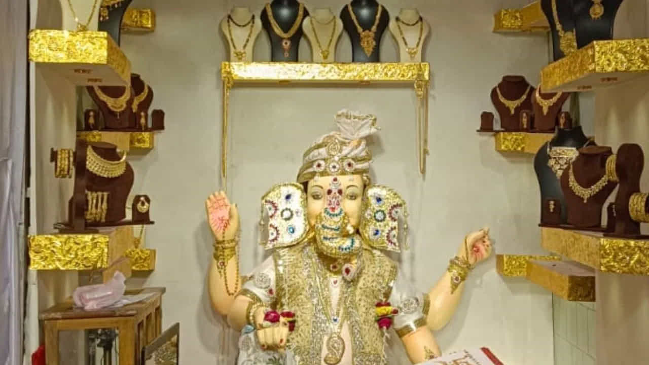 ఉజ్జయినిలోని పట్నీ బజార్ ప్రాంతంలోని సరాఫాలో యూత్ ఫెడరేషన్ ద్వారా గణేష్ జీ, ప్రత్యేకమైన మండపాన్ని అలంకరించారు. ఈ పండల్‌లోని గణేష్ విగ్రహం ఒక వ్యాపారవేత్త రూపంలో ఉంది. నోట్ లెక్కింపు యంత్రం, లెడ్జర్, కాలిక్యులేటర్, ల్యాప్‌టాప్‌తో పాటు బరువు కొలిచే స్కేల్ విగ్రహం చుట్టూ ఏర్పాటు చేశారు.