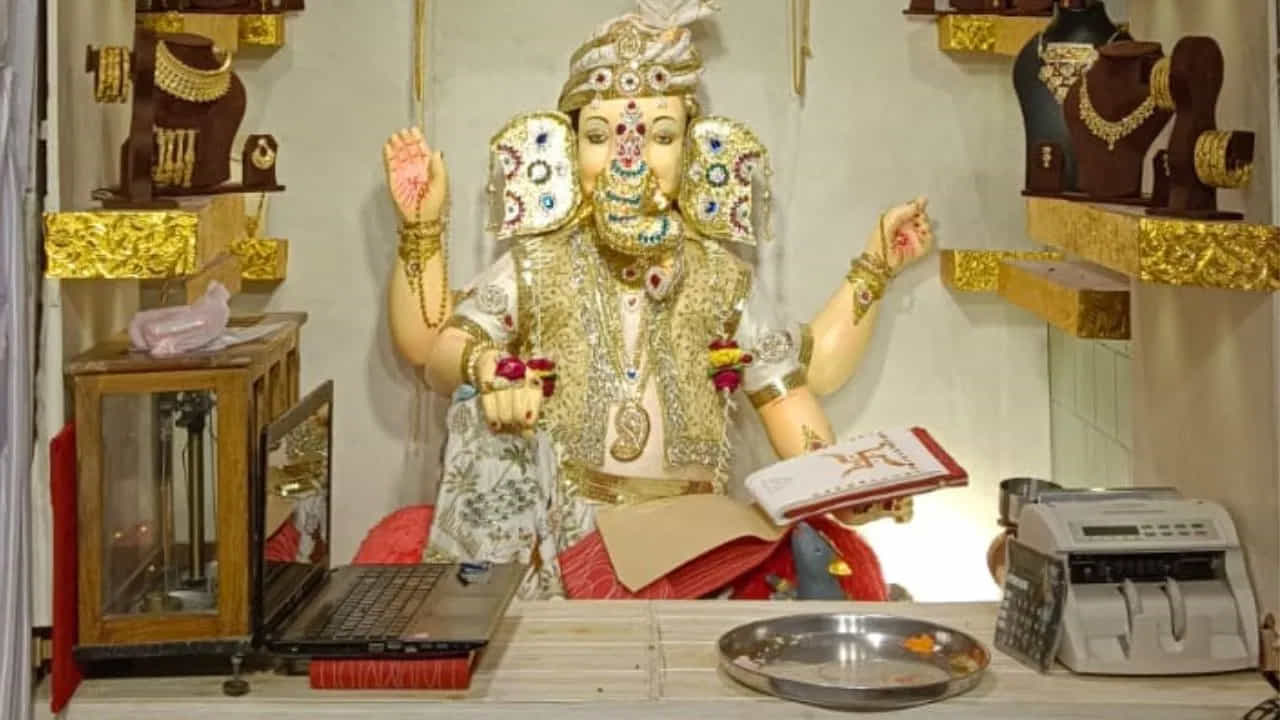 పట్నీ బజార్‌కు చెందిన దాదాపు 100 మంది వ్యాపారులు కలిసి ఈ గణేశుడి మండపాన్నిను ఆభరణాలతో అలంకరించారు. అన్ని వ్యాపారుల నుండి ఆభరణాలను తీసుకొని గణేశ మండపాన్ని అలంకరించారు. అనంత చతుర్దశి తర్వాత, ఈ ఆభరణాలను వ్యాపారులకు తిరిగి ఇస్తారు.