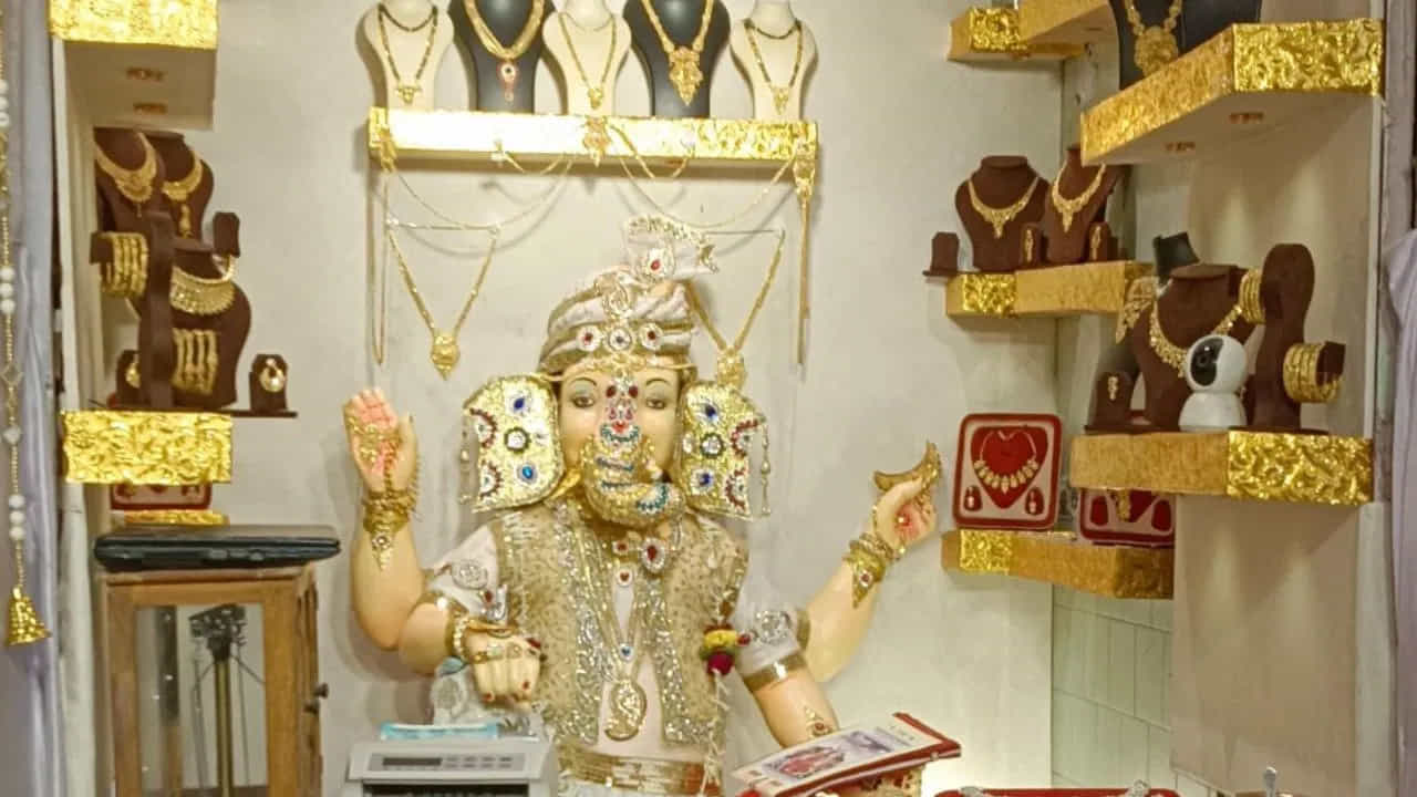 ప్రస్తుతం గణేశుడిని కోటి రూపాయల విలువైన ఆభరణాలతో అలంకరించారని, కానీ సెప్టెంబర్ 3 నుండి సెప్టెంబర్ 5 వరకు ఈ మండపాన్ని 3 కోట్ల రూపాయల విలువైన ఆభరణాలతో అలంకరిస్తామని సరాఫా యూత్ ఫెడరేషన్‌తో అనుబంధంగా ఉన్న సుదర్శన్ సోని అన్నారు. ఆభరణాలలో బంగారు హారాలు, గాజులు, గొలుసులు, చెవిపోగులు అలాగే ఇతర ఆభరణాలు ఉన్నాయి.