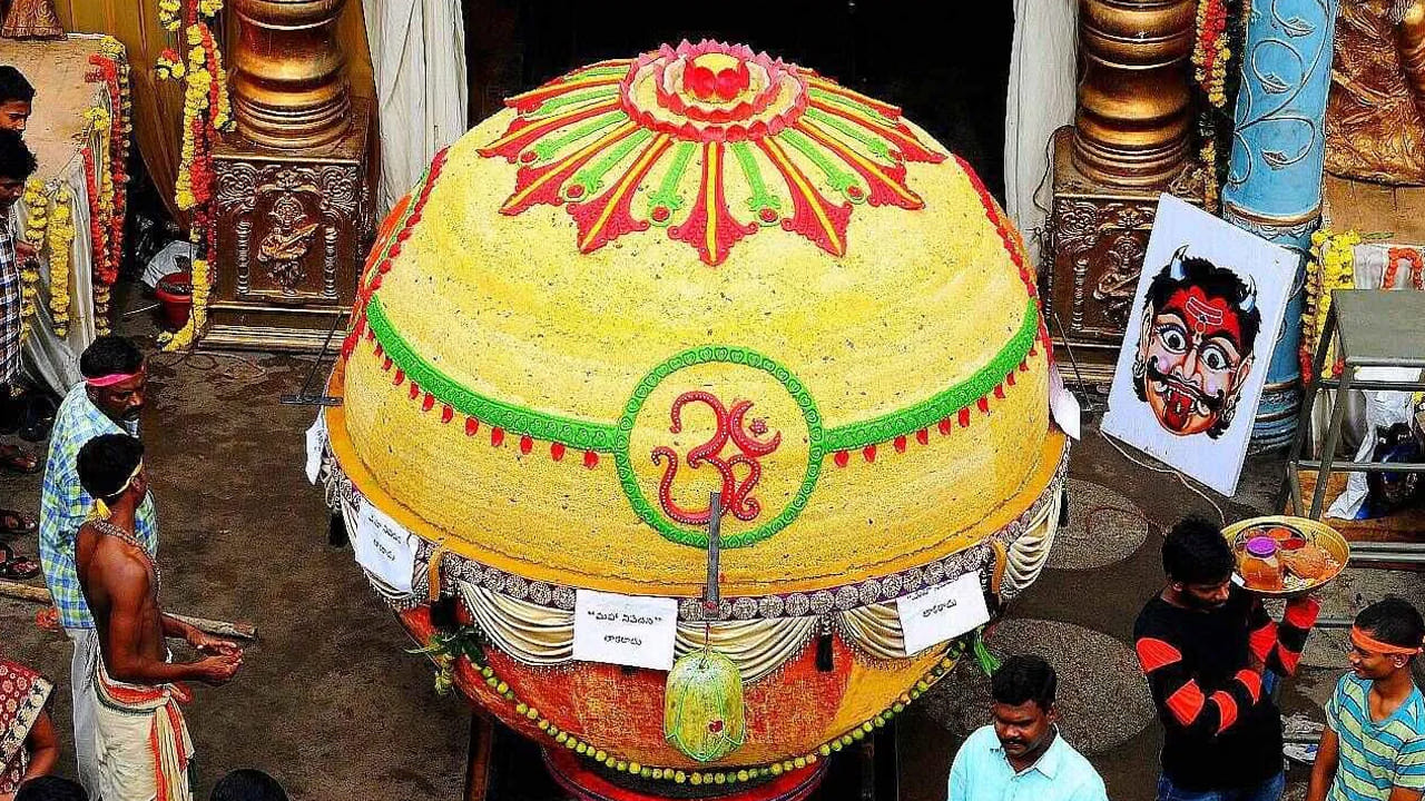 గణేష్ లడ్డూ వేలం అంతర్జాతీయ స్థాయికి చేరుకుంది. గణేష్ లడ్డూలను వేలం వేసే పండుగ సంప్రదాయం సరిహద్దులను దాటింది. విదేశాల్లోని తెలుగు సంఘాలు ఉత్సాహభరితమైన బిడ్డింగ్‌లో చేరాయి. కెనడా నుండి థాయిలాండ్, ఆస్ట్రేలియా వరకు, లడ్డూ వేలం సంఘాలను ఒకచోట చేర్చుతోంది. స్థానిక కరెన్సీలలో అద్భుతమైన మొత్తాలను పొందుతోంది. కెనడాలోని స్కార్‌బరోలో స్కార్‌బరో తెలుగు అసోసియేషన్ 10 కిలోల లడ్డూ వేలాన్ని నిర్వహించింది. ఫ్రెండ్స్‌ అసోసియేషన్‌ $18,116 (సుమారు రూ. 15.1 లక్షలు)తో బిడ్‌ను గెలుచుకుంది. ఓక్‌విల్లే, మిస్సిసాగా, బారీ, మిల్టన్ వంటి కొన్ని ప్రదేశాలలో దాదాపు $10,000 (రూ. 8.3 లక్షలు) వరకు వేలం జరిగింది. 