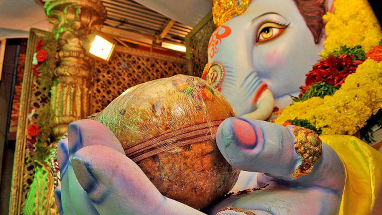 బ్యాంకాక్‌లో కూడా గణేష్‌ లడ్డూ వేలం భక్తుల్లో కొత్త ఉత్సహాన్ని నింపింది. అక్కడ తెలుగు అసోసియేషన్ ఆఫ్ థాయిలాండ్ (TAT) నిర్వహించిన లడ్డూ వేలం 21,000 థాయ్ బాట్ (సుమారు రూ. 48,000)తో ముగిసింది. గెలిచిన బిడ్ ఆ కమ్యూనిటీ సభ్యుడు రవి రుద్రరామ్ నుండి వచ్చింది.