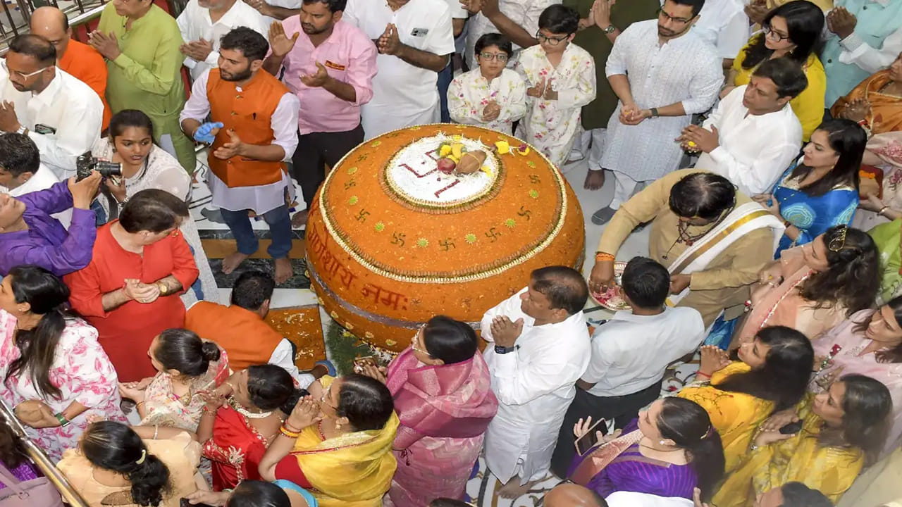 నార్సింగిలోని వెసెల్ల మెడోస్‌లో మరో 5 కిలోల లడ్డూ రూ.11,11,111 ధర పలికింది. దీనిని స్థానిక నివాసి నరేంద్ర రెడ్డి గెలుచుకున్నారు. వేలం రూ.7 లక్షలతో ప్రారంభమైంది. పాల్గొనేవారు భక్తి, ఉత్సాహంతో తమ బిడ్‌లను పెంచడంతో త్వరగా ఊపందుకుంది. చిన్న స్థాయిలో మారుతి నగర్‌లోని కట్టమైసమ ఆలయ సంఘం ఆధ్వర్యంలో ఏర్పాటు చేసిన గణేష్‌ లడ్డూ వేలంలో రూ.80,000లకు ఒక భక్తుడు దక్కించుకున్నాడు. 