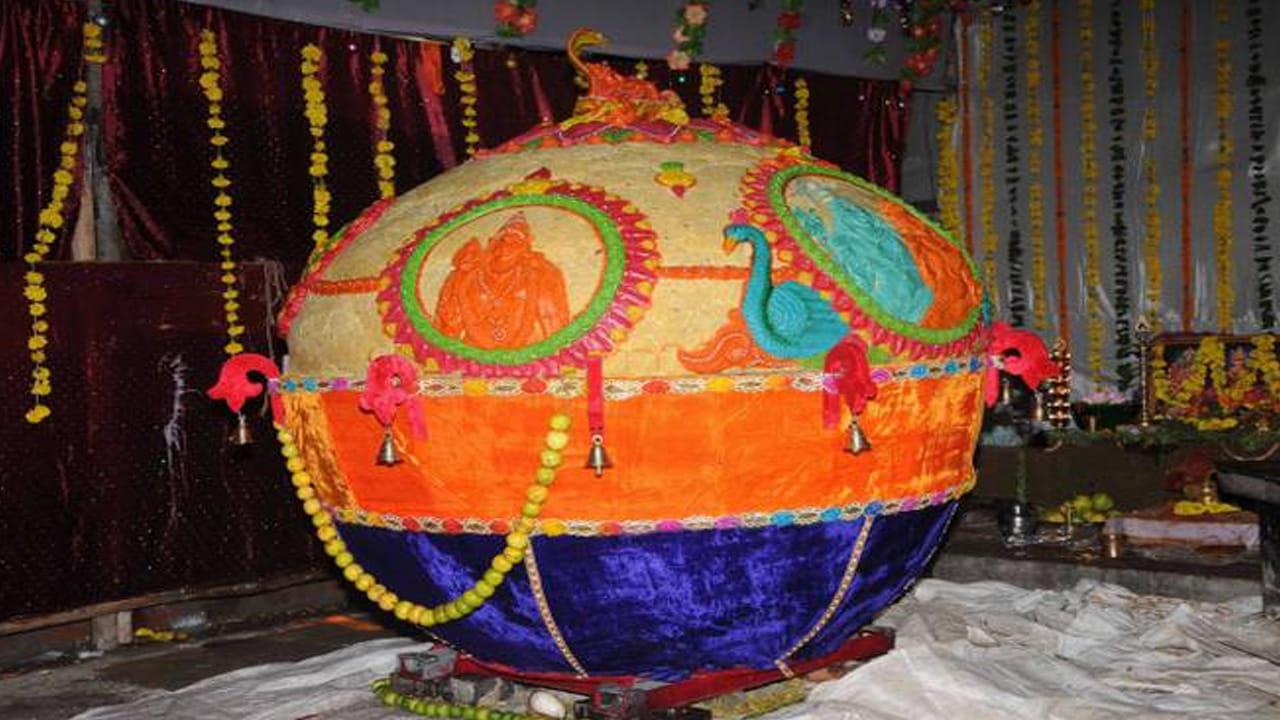 ఆస్ట్రేలియాలోని మెల్‌బోర్న్‌లో తెలుగు ఎన్‌ఆర్‌ఐ అసోసియేషన్ పోటీ బిడ్డింగ్‌తో లడ్డూ వేలాన్ని నిర్వహించింది. ప్రముఖ చలనచిత్ర పంపిణీదారు మోహన్ కమ్మ ఈ లడ్డూను 4,694 ఆస్ట్రేలియన్ డాలర్లకు (సుమారు రూ. 2.55 లక్షలు) దక్కించుకున్నారు.