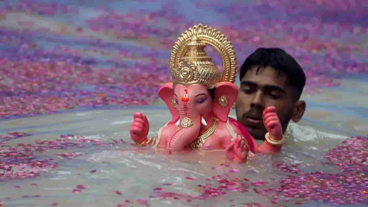 గంగమ్మ ఒడికి గణపయ్యని చేర్చే సమయంలో పొరపాటునైనా ఈ తప్పులు చేశారా కష్టాలకు వెల్కం చెప్పినట్లే.. అవి ఏమిటంటే..