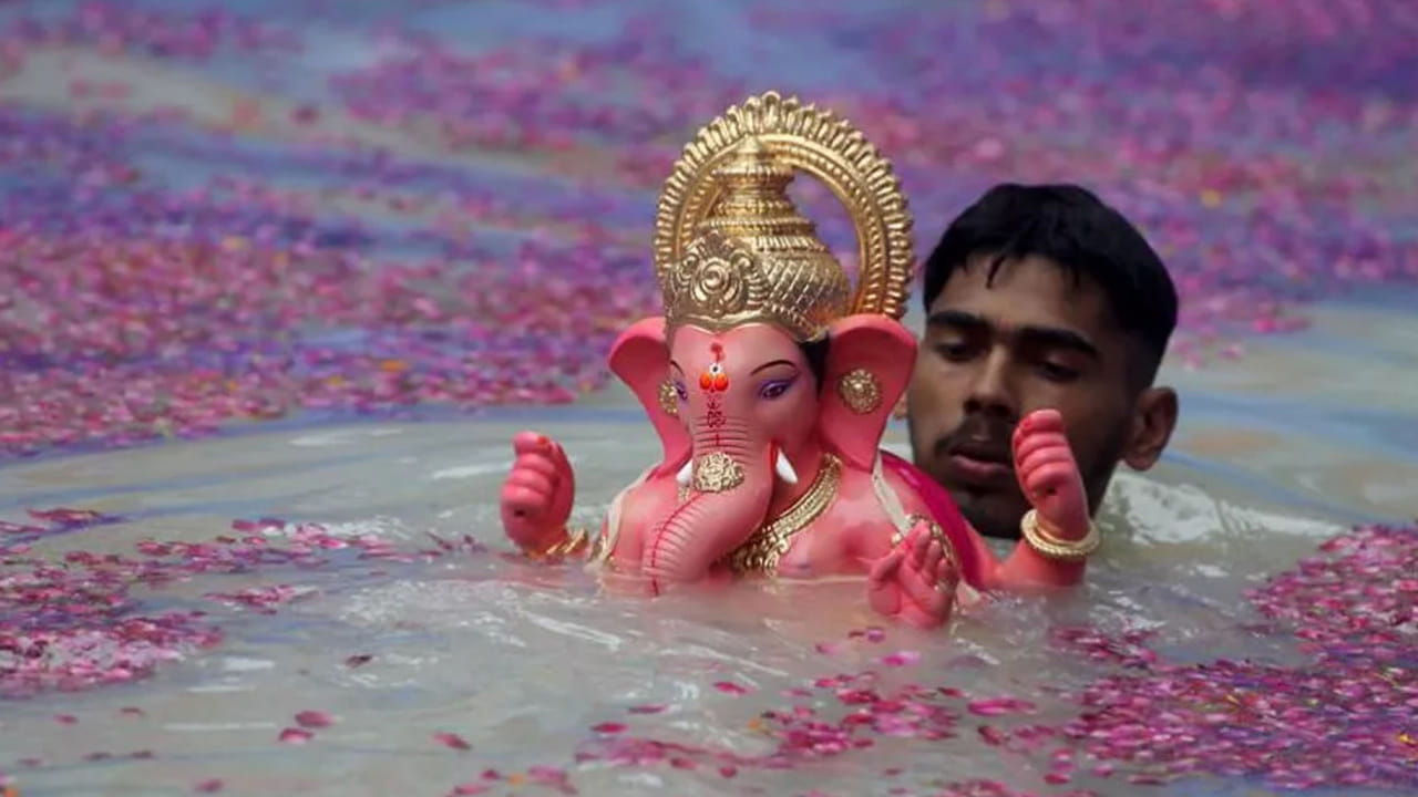 గంగమ్మ ఒడికి గణపయ్యని చేర్చే సమయంలో పొరపాటునైనా ఈ తప్పులు చేశారా కష్టాలకు వెల్కం చెప్పినట్లే.. అవి ఏమిటంటే..