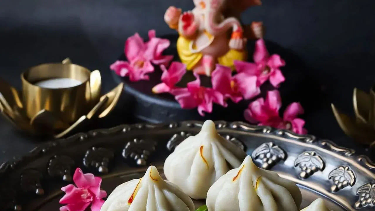 మోదకాలు గణేశుడికి చాలా ప్రీతికరమైనవి. బుధవారం రోజున బెల్లం, కొబ్బరితో చేసిన తాజా మోదకాలను గణేశుడికి సమర్పించండి. 5, 11 లేదా 21 మోదకాలను గణేశుడికి సమర్పించండి.