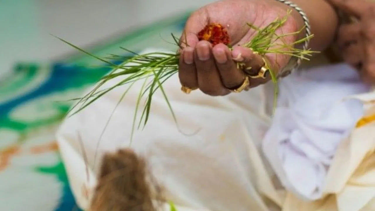 గణేశుడికి దర్భలను సమర్పించండి. గణేశుడికి 21 దర్భలను లేదా దర్భల కట్టలను సమర్పించండి. ఇవి శ్రేయస్సు, దీర్ఘాయువును సూచిస్తాయి. దర్భలను గంగాజలంతో శుద్ధి చేసి పసుపు, కుంకుమ, అక్షతలతో కలిపి సమర్పించండి.