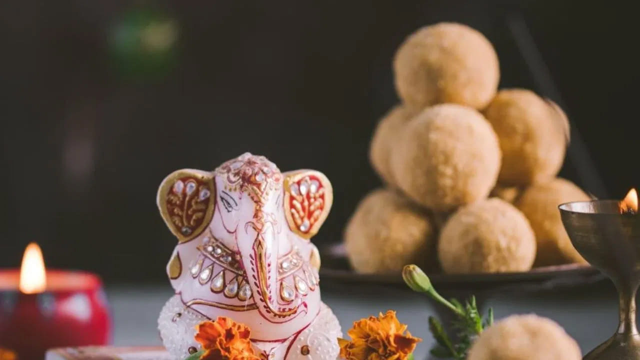 గణపతికి లడ్డులు చాలా ఇష్టం. వినాయకుడికి శనగపిండి, సెమోలినా లేదా పెసలుతో చేసిన లడ్డులు ఇష్టం. పసుపు రంగు శనగపిండి లడ్డులు బుధవారం సమర్పించడం చాలా పవిత్రమైనవి. గణేష్ జీకి 5 లేదా 11 లడ్డులు సమర్పించండి.