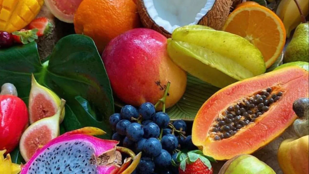 గణేష్ కు పండ్లు చాలా ఇష్టం. అరటిపండు, కొబ్బరి, దానిమ్మ లేదా జామకాయలను నైవేద్యంగా సమర్పించండి. బుధవారం నాడు ఒక జత అరటిపండ్లు చాలా శుభప్రదంగా భావిస్తారు. పండ్లను గంగాజలంతో శుద్ధి చేసి పూజలో ఉంచండి