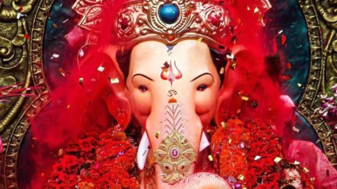 గణేశుడికి సింధూరం అంటే చాలా ఇష్టం. గణేశుడి నుదిటిపై ఎరుపు లేదా నారింజ రంగు సింధూరం దిద్దండి. ఈ పరిహారం అదృష్టం, రక్షణకు చిహ్నంగా నిలుస్తుంది.