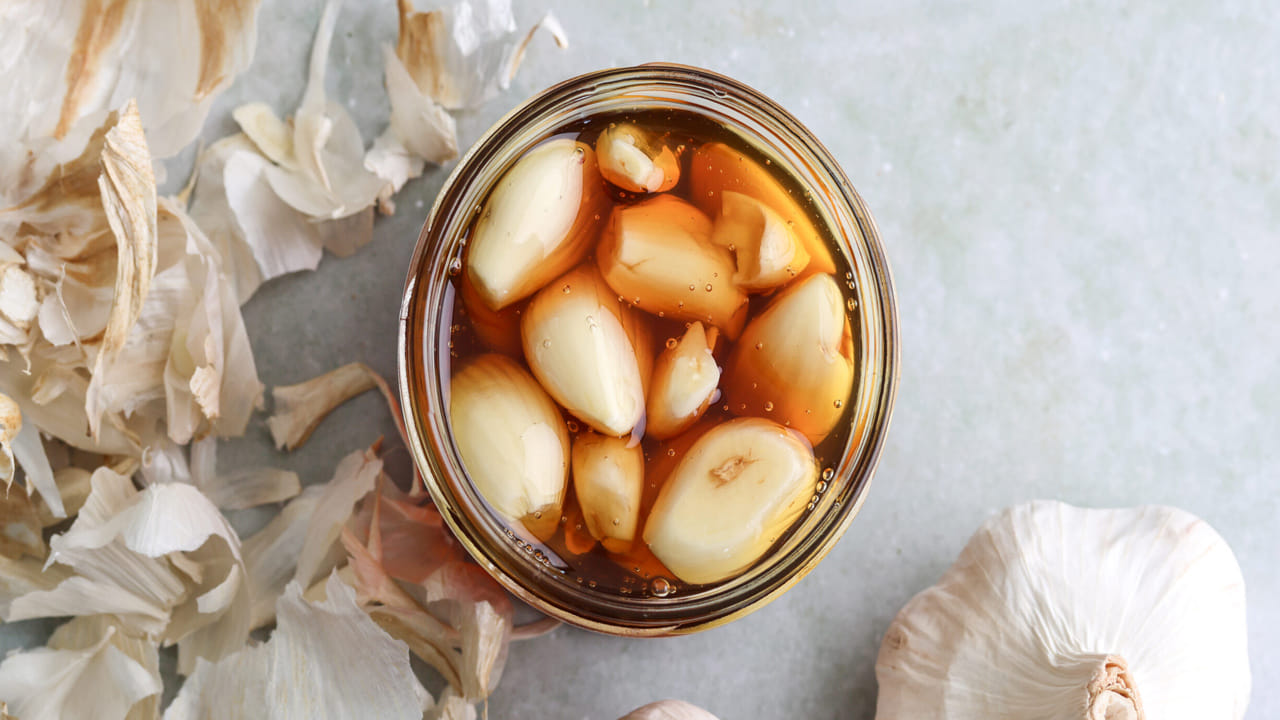 ఎలా తీసుకోవాలి: తాజా వెల్లుల్లి రెబ్బలను తొక్క తీసి శుభ్రం చేయండి. ఈ రెబ్బలను ఒక శుభ్రమైన గాజు కూజాలో వేయండి. వెల్లుల్లి రెబ్బలు పూర్తిగా మునిగిపోయేలా తగినంత తేనెను పోయండి. కూజాను మూత పెట్టి గది ఉష్ణోగ్రత వద్ద 7 నుండి 10 రోజులు ఉంచాలి. ప్రతి ఉదయం ఖాళీ కడుపుతో ఒకటి లేదా రెండు వెల్లుల్లి రెబ్బలను నమిలి తినవచ్చు. పిల్లలు, మధుమేహ వ్యాధిగ్రస్తులు దీనిని తీసకోకూడదు. 
