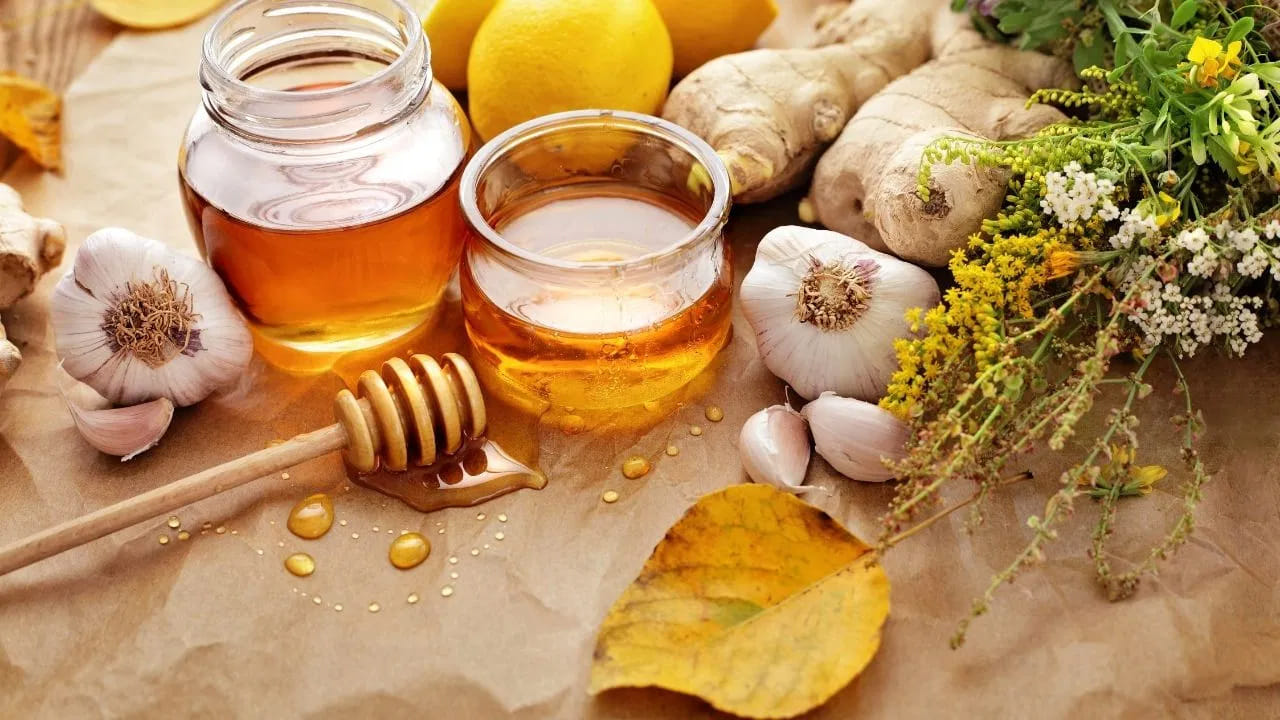 జీర్ణవ్యవస్థ - జలుబు : వెల్లుల్లి జీర్ణక్రియను వేగవంతం చేస్తుంది. ఇది ఆహారం త్వరగా జీర్ణమవడానికి సహాయపడుతుంది. గ్యాస్, ఉబ్బరం వంటి సమస్యలను తగ్గిస్తుంది. తేనెలో ఉండే మంచి బ్యాక్టీరియా కడుపు సమస్యల నుండి ఉపశమనం ఇస్తుంది.ఈ మిశ్రమం ఒక సహజమైన కఫహరమైనదిగా పనిచేస్తుంది. ఇది శ్లేష్మాన్ని తొలగించడంలో సహాయపడుతుంది. సైనస్‌లు, చెస్ట్ కంజెషన్‌ను తగ్గిస్తుంది. అంతేకాకుండా తేనె గొంతు నొప్పిని కూడా తగ్గిస్తుంది.
