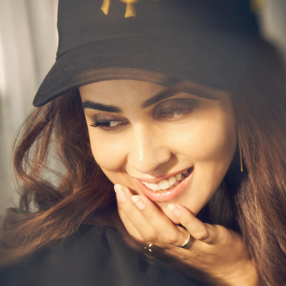 జెనీలియా ఆహారంలో కేవలం శాఖాహారం మాత్రమే ఉంటుంది. నాన్ వెజ్ కు దూరంగా ఉంటుంది. ప్రస్తుతం సోషల్ మీడియాలో చాలా యాక్టివ్ ఈ అమ్మడు. తాజాగా ఈ బ్యూటీ షేర్ చేసిన బ్యూటీఫుల్ ఫోటోస్ ఆకట్టుకుంటున్నాయి. ఇటీవలే జూనియర్ సినిమాతో తెలుగు తెరకు రీఎంట్రీ ఇచ్చింది. 