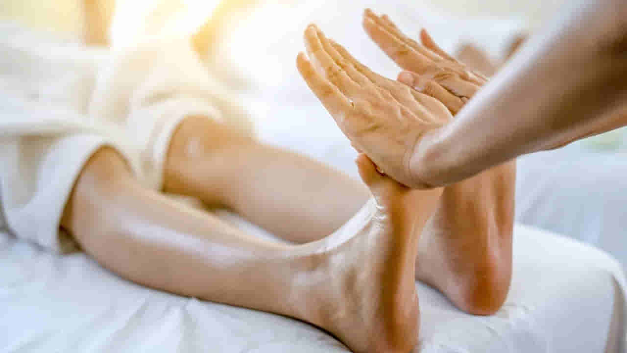 అమ్మమ్మల కాలంనాటి చిట్కా..! రాత్రి నిద్రకు ముందు నెయ్యితో అరికాళ్లకు మసాజ్ చేస్తే..