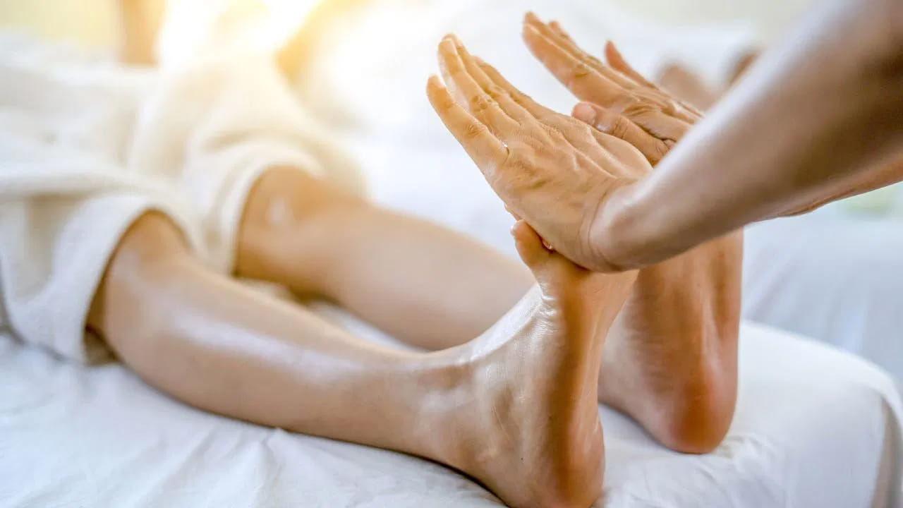 అమ్మమ్మల కాలంనాటి చిట్కా..! రాత్రి నిద్రకు ముందు నెయ్యితో అరికాళ్లకు మసాజ్ చేస్తే..