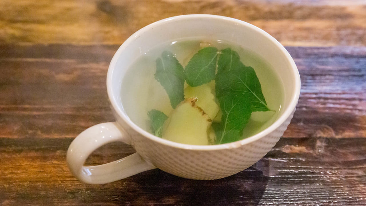 అల్లం-పుదీనా నీరు: అల్లం, పుదీనాను మరిగించి తయారు చేసిన ఈ పానీయం ఆరోగ్యానికి అనేక రకాలుగా ప్రయోజనాలను అందిస్తుంది. ఇందులో ఉండే అల్లం కాలేయ వాపును తగ్గిస్తుంది. పుదీనా జీర్ణక్రియ, పిత్త ఉత్పత్తికి సహాయపడుతుంది. అలాగే ఈ రెండింటిని కలిపి తీసుకోవడం వల్ల ఇవి శరీరం నుంచి విషాన్ని తొలగించడంలో సహాయపడతాయి.