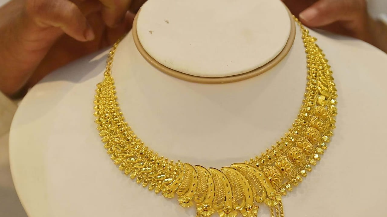 మహిళలు అమితంగా ఇష్టపడేది బంగారం. ఇంట్లో ఏ చిన్న ఫంక్షన్ జరిగినా సరే వారు ఒంటి‌నిండా బంగారం ధరించడానికి ఇష్టపడుతుంటారు. ముఖ్యంగా పెళ్లీల సమయంలో చాలా మంది బంగారం కొనడానికే ఎక్కు ఇంట్రెస్ట్ చూపిస్తారు. కానీ ఈ రోజుల్లో బంగారం కొనడం సామాన్యులకు భారంగా మారుతుంది. ఎందుకంటే రోజు రోజుకు బంగారం ధరలు ఆకాశాన్నంటుతున్నాయి. ఇప్పటికే తులం బంగారం ధర లక్షమార్క్ దాటిన విషయం తెలిసిందే. కాగా, మంగళవారం బంగారం ధరలు ఎలా ఉన్నాయో చూసేద్దాం.