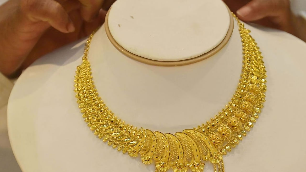 మహిళలు అమితంగా ఇష్టపడేది బంగారం. ఇంట్లో ఏ చిన్న ఫంక్షన్ జరిగినా సరే వారు ఒంటి‌నిండా బంగారం ధరించడానికి ఇష్టపడుతుంటారు. ముఖ్యంగా పెళ్లీల సమయంలో చాలా మంది బంగారం కొనడానికే ఎక్కు ఇంట్రెస్ట్ చూపిస్తారు. కానీ ఈ రోజుల్లో బంగారం కొనడం సామాన్యులకు భారంగా మారుతుంది. ఎందుకంటే రోజు రోజుకు బంగారం ధరలు ఆకాశాన్నంటుతున్నాయి. ఇప్పటికే తులం బంగారం ధర లక్షమార్క్ దాటిన విషయం తెలిసిందే. కాగా, మంగళవారం బంగారం ధరలు ఎలా ఉన్నాయో చూసేద్దాం.