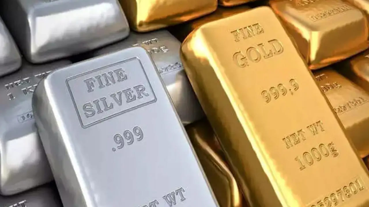 మరో వైపు నేడు వెండి ధర కూడా స్వల్పంగా తగ్గింది. కేజీ వెండిపై రూ.100 తగ్గడంతో, మార్కెట్‌లో ఆగస్టు 25 సోమవారం రోజున కేజీ వెండి ధర రూ.1,37,000 ఉంది.