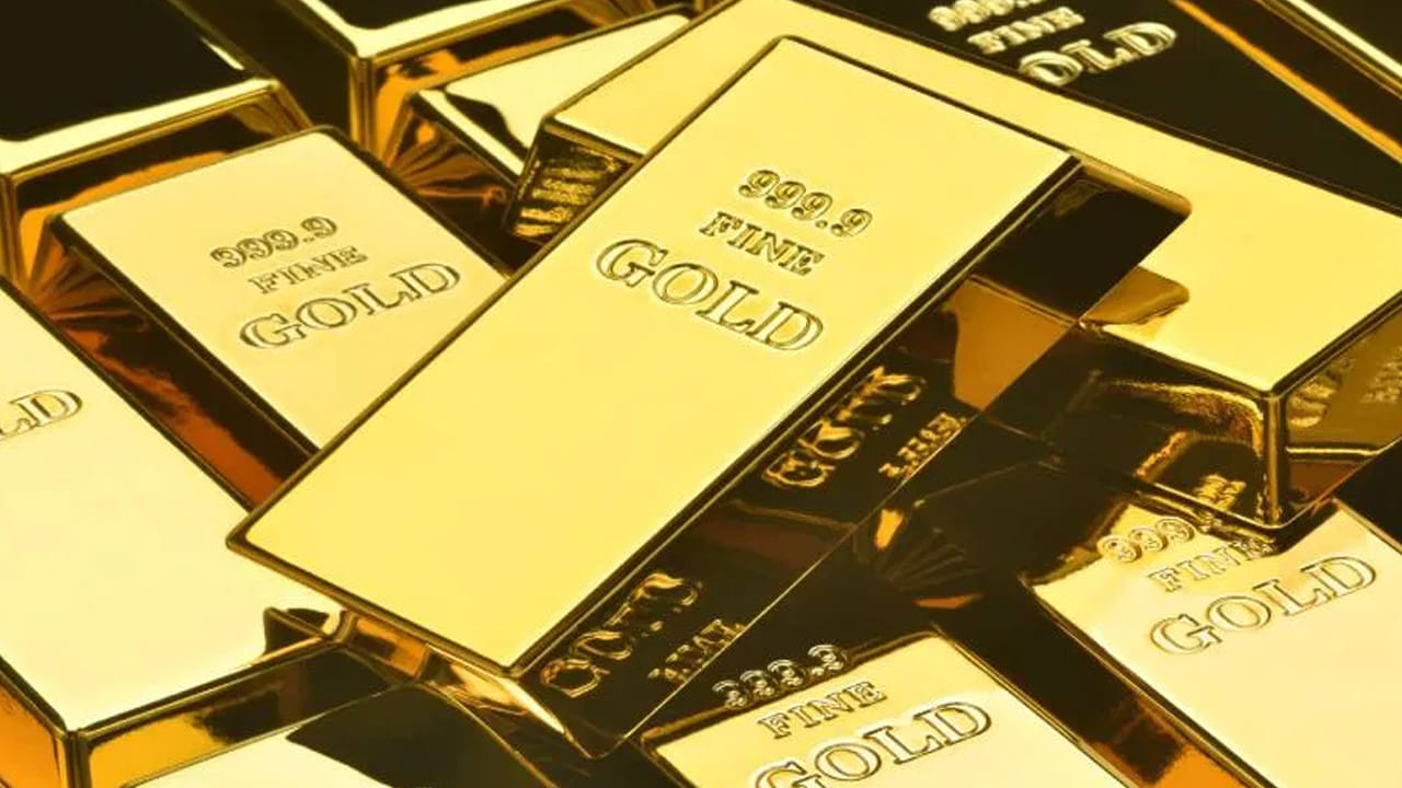 బంగారు నిధులు బంగారాన్ని నిల్వ చేయడం, దాని సంబంధిత ఖర్చులు, స్వచ్ఛత సమస్యలు, ఒక విక్రేత నుండి మరొక విక్రేతకు మారుతూ ఉండే వసూలు చేసే ఛార్జీల చింతల నుండి మిమ్మల్ని రక్షిస్తాయి. అవి మీకు ఆస్తి తరగతిగా బంగారాన్ని బహిర్గతం చేస్తాయి, చాలా తక్కువ ధరకు బంగారం ధరలను ట్రాక్ చేయడంలో మీకు సహాయపడతాయి. 2025 జూలై 31 నాటికి రూ.66,664 కోట్ల విలువైన ఆస్తులను నిర్వహించే 21 బంగారు ఇటిఎఫ్‌లు ఉన్నాయి. 7,869,000 పెట్టుబడిదారుల ఫోలియోలను కలిగి ఉన్నాయి.