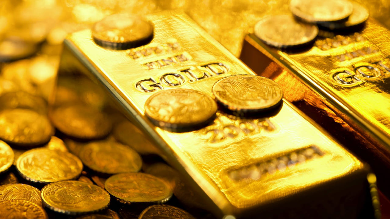 గత దశాబ్దంలో బంగారం పెట్టుబడిదారులకు మంచి ప్రతిఫలం ఇచ్చింది. రూపాయి పరంగా గత ఒక సంవత్సరంలో బంగారు నిధులు 42.55 శాతం రాబడిని ఇచ్చాయి. వాల్యూ రీసెర్చ్ ప్రకారం.. మూడు, ఐదు, 10 సంవత్సరాల దీర్ఘకాలిక కాలపరిమితిలో ఈ పథకాలు వరుసగా 26 శాతం, 13.6 శాతం, 13.23 శాతం సగటు వార్షిక రాబడిని ఇచ్చాయి. అయితే, బంగారం నుండి గతంలో రాబడి ఎక్కువగా ఉన్నప్పటికీ అవి వేరియబుల్ అని పెట్టుబడిదారులు గుర్తుంచుకోవాలి, గతంలో రాబడి ప్రతికూలంగా ఉన్న సందర్భాలు ఉన్నాయి.