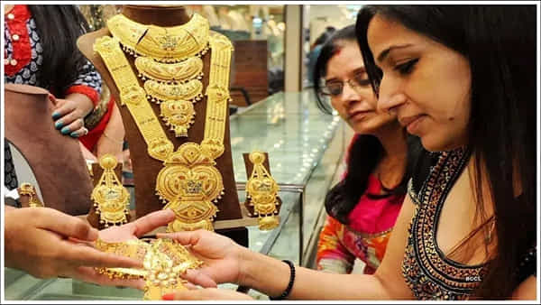 Gold Price Today: పండగ పూట షాకిచ్చిన బంగారం ధరలు.. తెలుగు రాష్ట్రాల్లో తులం ధర ఎంతో తెలుసా?