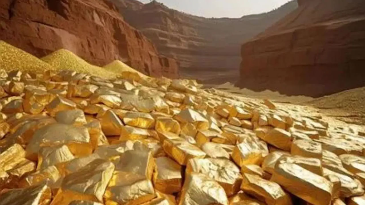 ఇరవై ఐదు సంవత్సరాల క్రితం, 2000 సంవత్సరంలో, రష్యా వద్ద కేవలం 343 టన్నుల బంగారం మాత్రమే ఉండేది. అది ఇప్పుడు 2,335 టన్నులకు చేరుకుంది. రష్యా ఐదవ స్థానంలో ఉంది. భారతదేశ పొరుగు దేశమైన చైనాలో దాదాపు 2,279 టన్నుల బంగారం ఉంది. ఈ నిల్వ క్రమంగా పెరుగుతోంది. బంగారం అధికంగా ఉన్న దేశాల జాబితాలో చైనా ఆరో స్థానంలో ఉంది. అయితే ప్రపంచంలోనే ఎక్కువగా బంగారాన్ని ఉత్పత్తి చేసే దేశం కూడా చైనానే. ఏడాదికి దాదాపు 380 మెట్రిక్ టన్నుల బంగారాన్ని తవ్వి తీస్తూ, అందరికన్నా ముందుంది. రష్యాది రెండో ప్లేస్.