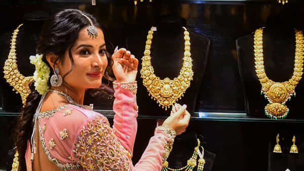 Gold, Silver Rates: బంగారం, వెండి కొనడం ఇక కష్టమే.. దసరా, దీపావళి ముందు రికార్డులన్నీ షేకయ్యాయ్..