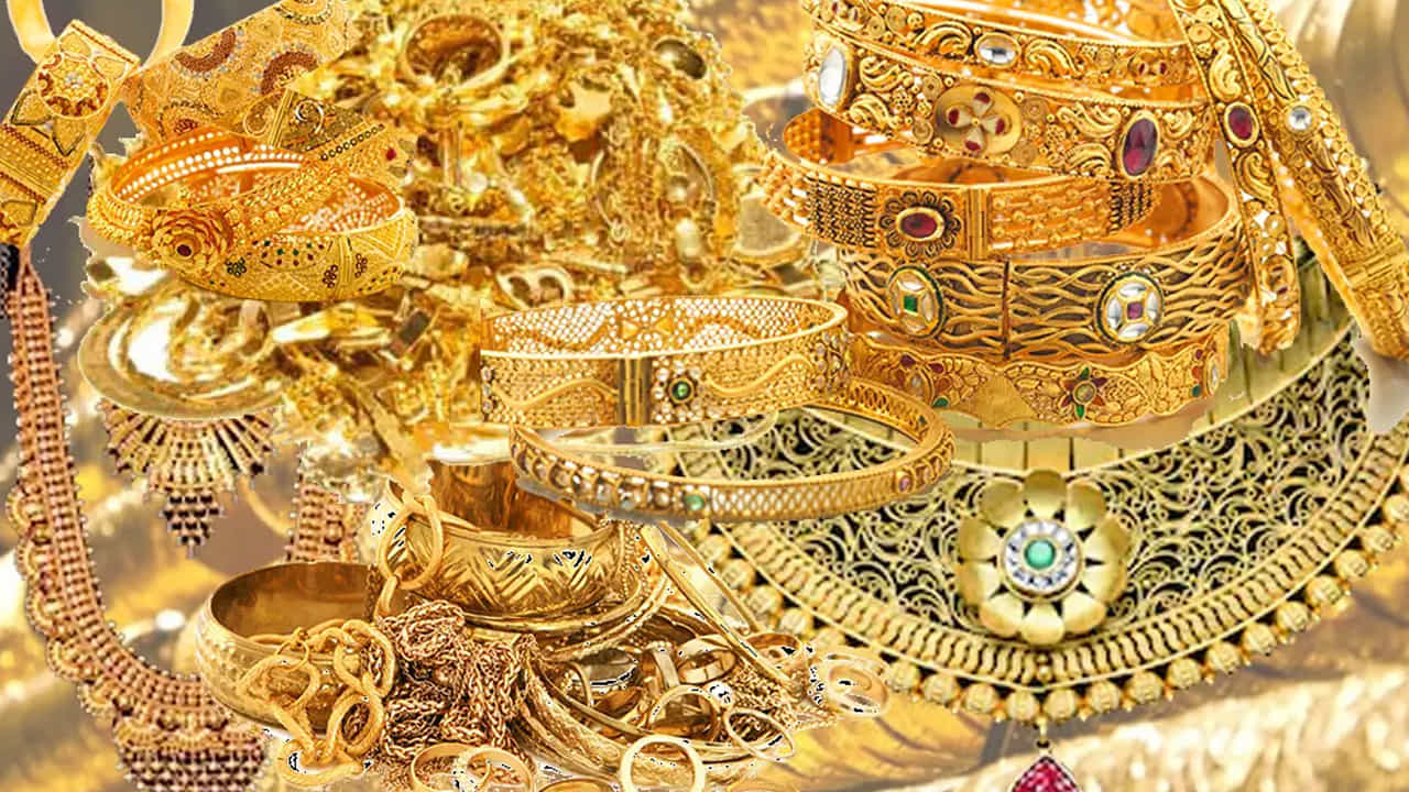 ఇక గత కొన్ని రోజుల నుంచి భారీగా పెరుగుతూ వస్తున్న బంగారం ధరలు నేడు గురువారం స్వల్పంగా తగ్గాయి. కాగా, ఈరోజు మనం బంగారం ఎలా ఉన్నాయో చూద్దాం.బులియన్‌ మార్కెట్లో గురువారం (సెప్టెంబర్ 25) 24 క్యారెట్ల బంగారం తులం (10 గ్రాములు) రూ.1,15,360 గా ఉంది.(రూ.10 తగ్గింది), 22 క్యారెట్ల బంగారం తులం రూ.1,05,740 గా ఉంది. 18 క్యారెట్ల బంగారం తులం రూ.86,520 వద్ద ట్రేడ్‌ అవుతున్నాయి.
