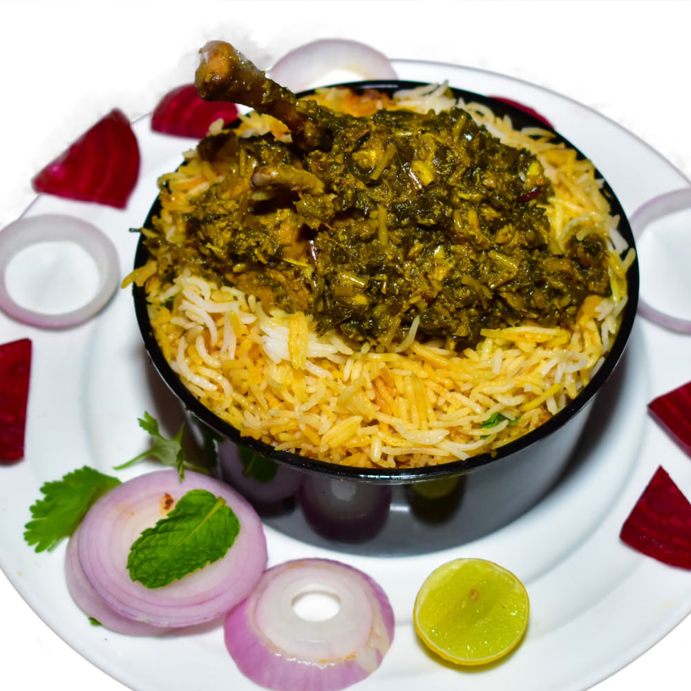 బోన్ లెస్ చికెన్ పీసెస్ వేసి తక్కువ మంటతో కొంచెం సేపు ఉడికించాలి. తర్వాత కొంచెం కారం, పసుపు వేయండి. తర్వాత కాస్త  నీరు ఆడ్ చేసి పాన్ మీద మూత పెట్టండి. సుమారు 10-15 నిమిషాలు ఉడికించి మూత తెరిచి మసాలా పొడి వేసి బాగా కలపండి. ఉప్పు వేసి గోంగూర చికెన్ మిశ్రమాన్ని పక్కన పెట్టండి.