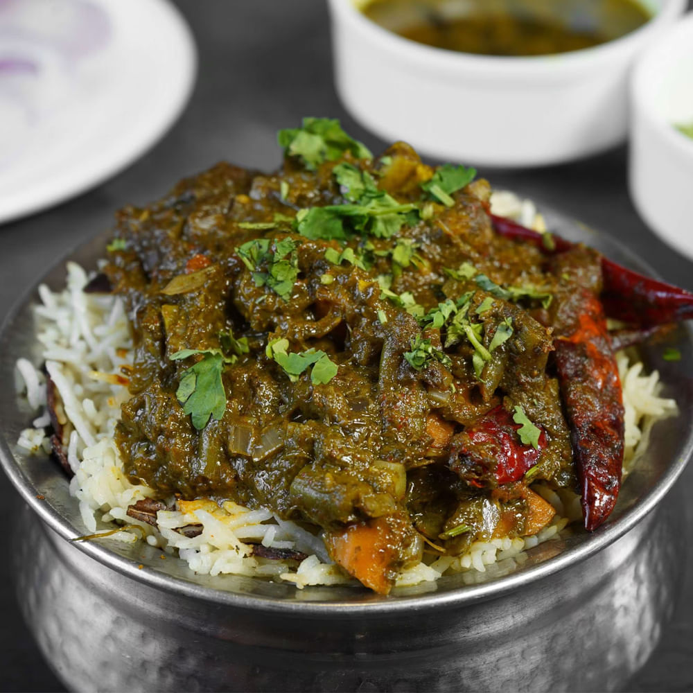 బిర్యానీ తయారీకి కావాల్సిన పదార్ధాలు: బాస్మతి రైస్ – 750 గ్రాములు, వేయించిన నిలువగా కట్ చేసిన ఉల్లి పాయ ముక్కలు, జీడిపప్పు, కుంకుమపువ్వు – కొంచెం ,రోజ్ వాటర్ ,పచ్చిమిర్చి – 8 నుంచి 10, పుదీనా ఆకులు – 1 టీస్పూన్, కొత్తిమీర, ఉప్పు రుచికి సరిపడా