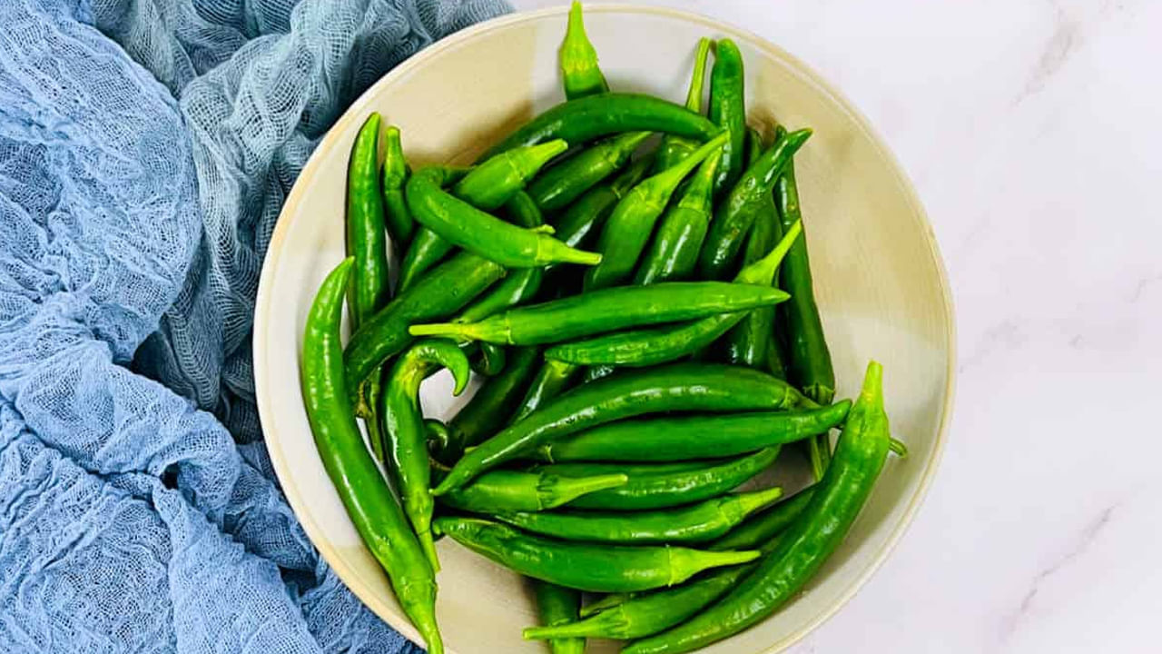 పచ్చి మిరపకాయలలోని పొటాషియం రక్తపోటును నియంత్రిండంలో సహాయపడుతుంది, అయితే వాటిలోని ఫైబర్, యాంటీఆక్సిడెంట్లు చెడు కొలెస్ట్రాల్‌ను తగ్గించి మంచి కొలెస్ట్రాల్‌ను పెంచడంలో సహాయపడతాయి.