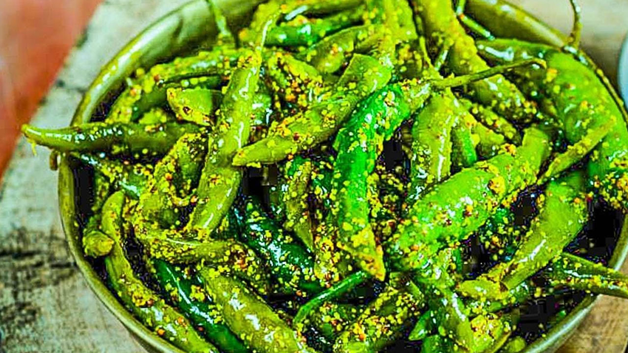 పచ్చి మిరపకాయల్లో తక్కువ కేలరీలు, ఎక్కువ ఫైబర్ ఉంటుంది. ఇది మిమ్మల్ని ఎక్కువసేపు కడుపు నిండినట్లు ఉంచడంలో సహాయపడుతుంది, ఇది మీ శరీర బరువును నియంత్రించడంలో సహాయపడుతుంది.